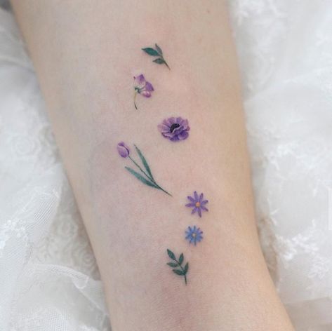 Small Colorful Tattoos, Purple Tattoos, Tattoo Minimal, Flower Tattoo Drawings, Korean Tattoos, Flower Wrist Tattoos, Flower Tattoo Shoulder, Cool Small Tattoos, Tattoo Designs For Girls