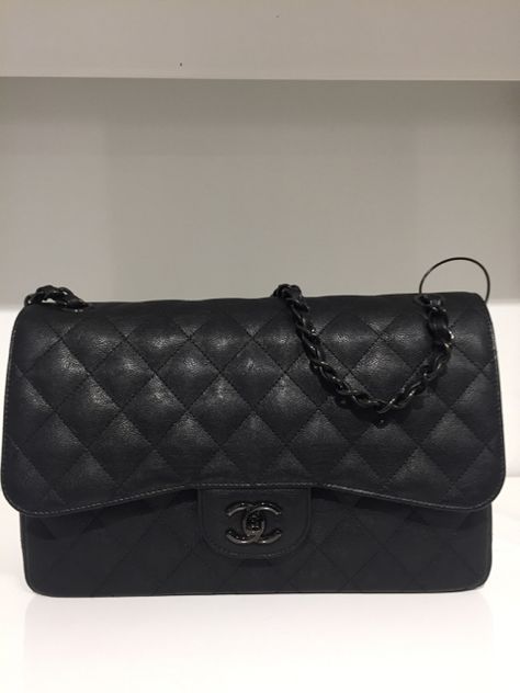 Chanel So Black SS17 Chanel So Black, Coco Chanel Bags, Black Chanel Bag, Chanel Boutique, Cheap Purses, Fall Handbags, Chanel Purse, Classic Bags, Branded Handbags