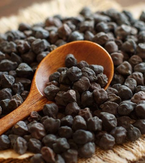 Amazing Benefits and Uses Of Black Chickpeas (Kala Chana) For Skin, Hair and Health Health Benefits Of Black Beans, Black Channa Salad, Activated Charcoal Benefits Stomach, Black Chana Masala Recipe, Chickpea Nutrition Facts, Black Chickpeas, Cleanse Detox, Indian Diet, Lemon Health Benefits