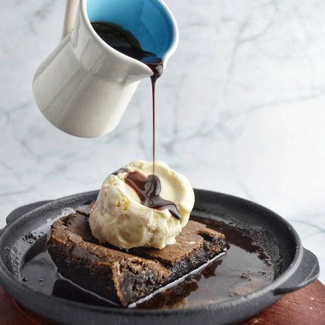 Gluten free brownie on a sizzler with chocolate sauce and ice cream. Sizzling Brownie, Paratha Roll, Gluten Free Brownie, Gluten Free Brownies Recipe, Chocolate Chip Cookie Cake, Gluten Free Brownies, Warm Chocolate, Free Tea, Gluten Free Treats