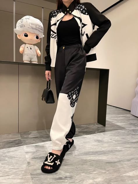 Louis Vuitton Outfits Women Casual, Louis Vuitton Outfits Women, Vintage Chanel Dress, Louis Vuitton Outfit, Saturday Outfit, White Louis Vuitton, Branded Outfits, Lounge Outfit, Jenner Outfits