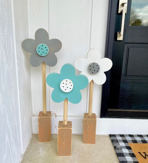 "These large wooden flowers will add a little rustic charm to your porch or living room! Unique porch decor will welcome your guests to your home! The flowers are handmade and painted gray, white and coastal sage. They measure 32,28 and 24\" tall. These unique flowers will add a welcoming touch to your porch, they also go great in a nursery! Each flower can be purchased separately or all together." Diy Osterschmuck, Spring Wood Crafts, Diy Frühling, Wood Yard Art, Easter Wood Crafts, Flowers Daisies, Porch Flowers, Diy Summer Crafts, Spring Easter Crafts