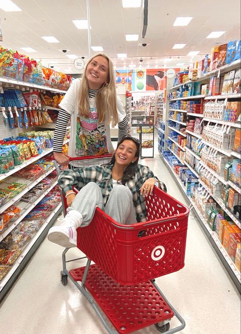 Shopping Cart Photoshoot, Cart Photoshoot, Shopping Pictures, Grad Photoshoot, Best Friend Poses, Best Friend Photoshoot, Bff Photoshoot, Centre Commercial, Best Friends Shoot