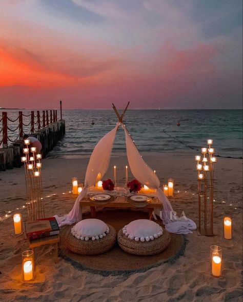 Luxury Picnic Beach, Beach Romantic Date, Dinner On The Beach Ideas, Beach Picnic Proposal Ideas, Beach Date Setup, Date Places Romantic, Proposal Picnic Ideas, Beach Proposal Setup, Beach Proposal Ideas