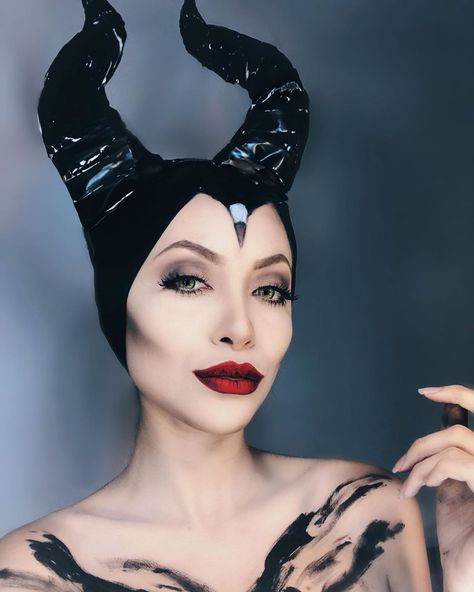 Maquiagem malévola: tutoriais + 15 fotos para reproduzir o visual da vilã Fancy Dress Makeup, Disney Villains Makeup, Maleficent Makeup, Maleficent Cosplay, Makeup Themes, Cartoon Makeup, Spooky Halloween Costumes, Maleficent Costume, Smoky Eyeshadow