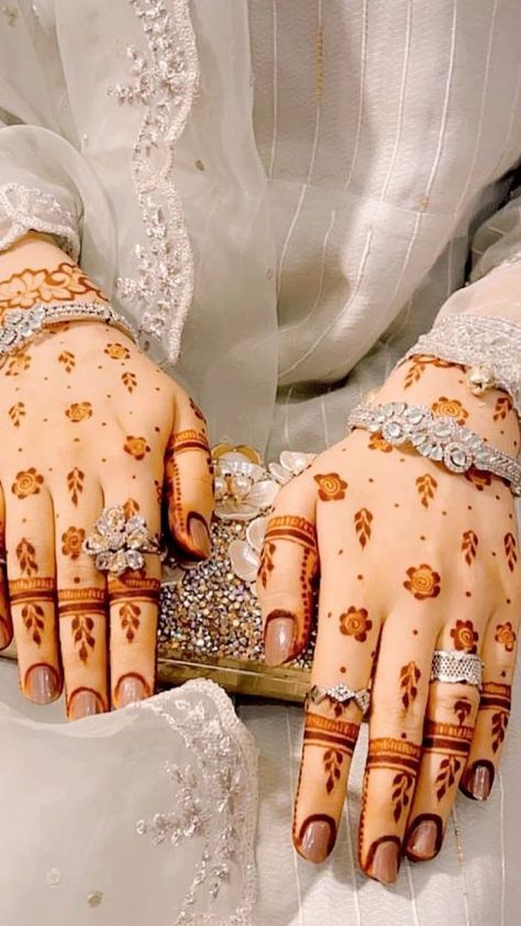 Simple Mehendi, Simple Mehendi Designs, Very Simple Mehndi Designs, Simple Mehndi Designs Fingers, Engagement Mehndi Designs, Full Mehndi Designs, Pretty Henna Designs, Stylish Mehndi Designs, Full Hand Mehndi Designs