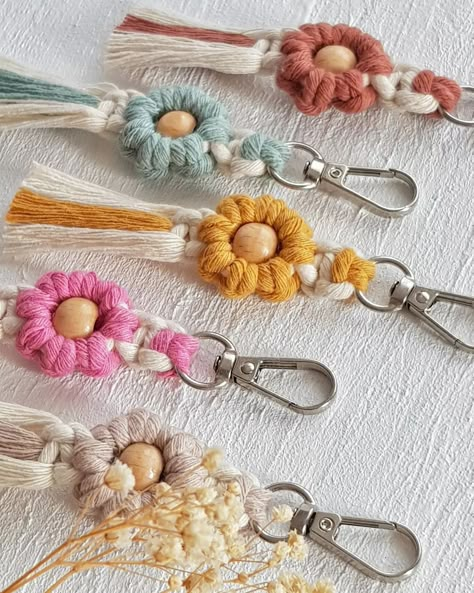 ••❁ n e w ❁•• Macrame Daisy Flower Keychain 🌼 #handmadewithlove #ipegmacrame #ipeg__ #macrame #macramekeychain #macramedaisy #macramedaisykeychain #macramekeychain #macramemothersdaygift #daisy #daisyflower #handmade #macramehandmade #macramegift #macrameflower #makrome #makromeanahtarlık #papatyamakrome #makromecicek #anahtarliktasarim #elisi #hobi #makromesanatı #daisymacrame #keychaindesign #craft #macrameart Handmade Keyrings Diy, Flower Macrame Keychain, Aesthetic Keychain Diy, Easy Macrame Keychain, Macrame Keychain Diy, Macrame Daisy, Macrame Keyring, Paracord Bracelet Designs, Keychain Macrame