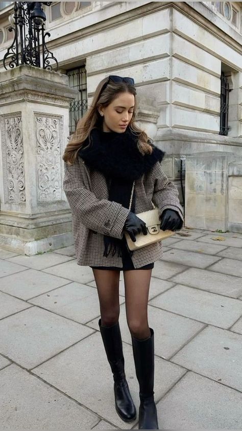 20+ Fall Outfits We See All Over TikTok Right Now 38 Check more at https://beautyfashionideas.com/fashion/20-fall-outfits-we-see-all-over-tiktok-right-now-38/ Winter Italian Outfits, Winter In Italy Outfits, Winter Outfits Paris, Italy Abroad, Winter City Outfits, Rich Girl Outfit, European Fashion Winter, Fall California, Winter Fashion Cold