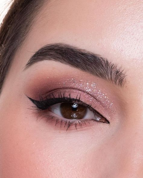 Glittery Holiday Eyeshadow Tutorial ✨ @hudabeautyshop pretty grunge palette* @profusion glitter palette* @urbandecaycosmetics 24/7 liquid… | Instagram Glitter Eyeshadow Makeup Looks, Eye Makeup Pink Glitter, Pink Glittery Eye Makeup, Glittery Eyeshadow Looks, Glittery Makeup Looks, Christmas Party Makeup, Holiday Eyeshadow, Glittery Eye Makeup, Golden Eye Makeup