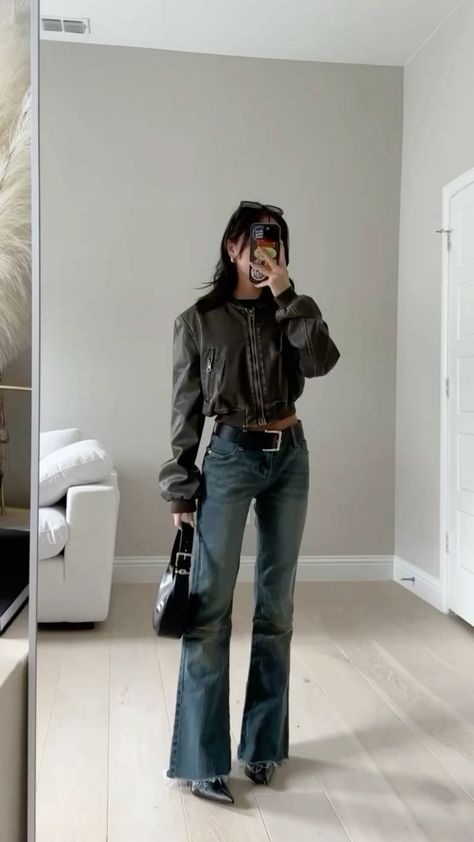 Velvet Green Outfit, Corset With Tshirt Outfit, Pumps Outfit, Looks Street Style, Mode Inspo, Outfit Inspo Fall, 가을 패션, Inspiration Mode, Casual Style Outfits