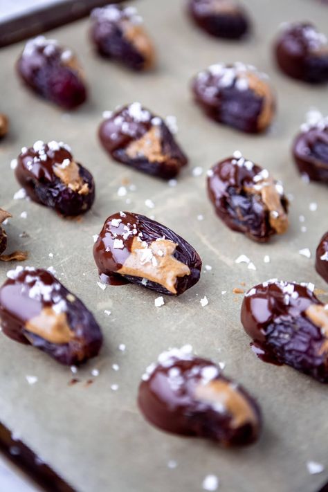 Chocolate Covered Dates with Almond Butter Almond Butter Stuffed Dates, Dark Chocolate Covered Dates, Chocolate Covered Dates, Dates Chocolate, Whole Food Desserts, Chocolate Almond Butter, Almond Butter Recipes, Fed And Fit, Stuffed Dates