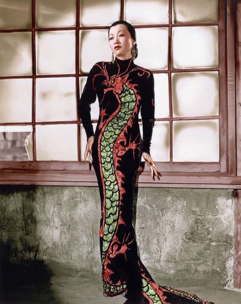 Anna May Wong in a Travis Banton–designed dress for _Limehouse Blues,_ 1934 Travis Banton, Oud Hollywood, Anna May Wong, Dragon Dress, Anna May, Asian Clothing, Hollywood Costume, Chinese Costume, Amazing Clothes