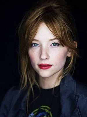 long bangs everydayfacts Grown Out Bangs, Oval Face Bangs, Small Forehead, Growing Out Bangs, Parted Bangs, Oval Face Hairstyles, Long Bangs, Sienna Miller, Fringe Hairstyles