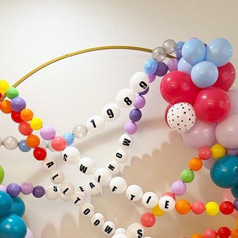 H A P P Y Y A P P Y on Instagram Balloon Friendship Bracelet, Friendship Bracelet Balloons, Balloon Bracelets, Diy Friendship Bracelet, Balloon Decor, Diy Garland, Friendship Bracelets Diy, Balloon Diy, Balloon Arch