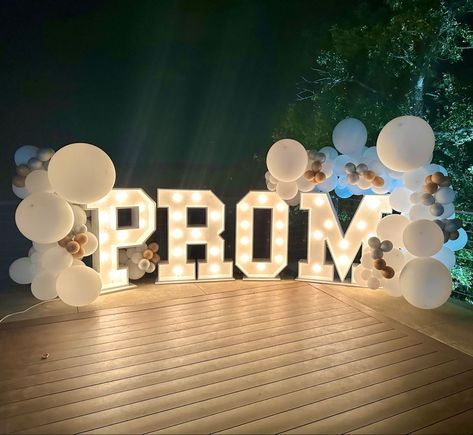 Prom Ideas Activities, Marquee With Balloons, Pre Prom Party Ideas, Prom Decorations Diy, Prom Decoration Ideas, Prom Activities, Prom Venues, Prom Party Ideas, Prom Balloons