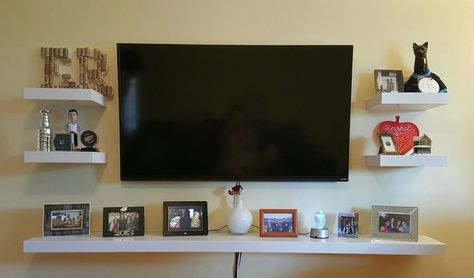 Wall mounted TV decor! Floating shelves make the entire wall a focal point. Shelves from IKEA Mounted Tv Decor, Shelves Under Tv, Wall Mounted Tv Decor, Shelves Around Tv, Tv Wall Shelves, Tv A Muro, Tv Mounted, Mount Tv, Tv Ideas