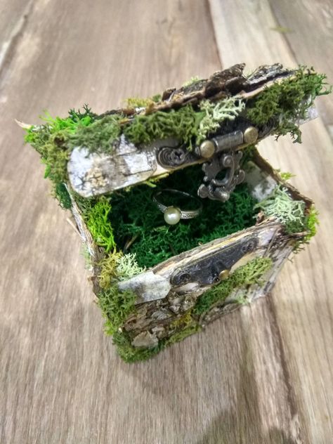 The box is made of birch bark and stabilized moss for rings. A wonderful addition to the forest decor, an unusual gift for lovers of the forest theme ! Sizes : 7* 7* 7 cm Enchanted Forest Wedding Jewelry, Diy Forrest Weddings, Cute Forest Wedding, Enchanted Forest Wedding Rings, Viking Themed Wedding Decor, Enchanted Forest Wedding Diy, Diy Forest Wedding Decorations, Forest Fairy Wedding Theme, Enchanted Forest Room Decor