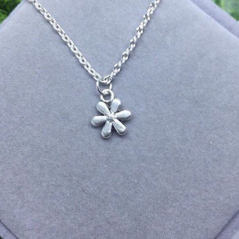 Flower Necklace Silver, Lost Wax Jewelry, Bday Wishlist, Tech Ideas, Silver Flower Necklace, Women Flower, Flower Pendant Necklace, Necklace Minimalist, Necklace Dainty