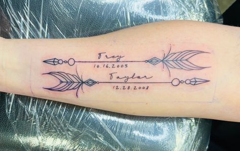 Arrows with kids names and birthdays Daughters Name Tattoo, Birthdate Tattoo, Names Tattoo, Word Tattoo Ideas, Children Names, Country Tattoos, Word Tattoo, Tattoos With Kids Names, Indian Flowers