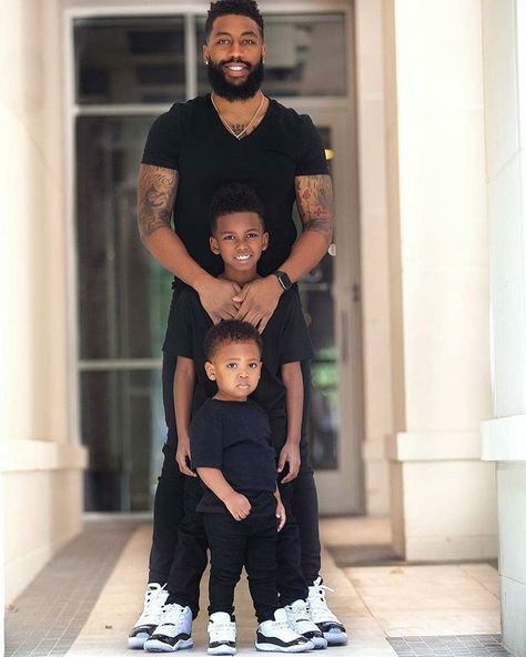 101BlackPlatinum ⚘💅💍💫🌟📸 on Instagram: “🖤👑 🖤"Like Father.... Like Sons"🖤👑🖤 {Cuteness Overload} 📷: @thebeardedlion . . . Follow @101blackplatinum . . . #101blackplatinum #brother…” Dad Son Photography, Best Friend Speech, Father Son Photos, Son Photo Ideas, Family Photoshoot Poses, Black Fathers, Christmas Family Photos, My Precious, Family Is Everything