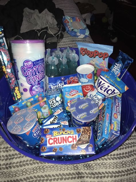 Blue Gift Basket, Birthday Baskets, Gift Basket Ideas For Boyfriend, Basket Ideas For Boyfriend, Blue Snacks, Sleepover Snacks, Snack Basket, Candy Gift Baskets, Gift Baskets For Him