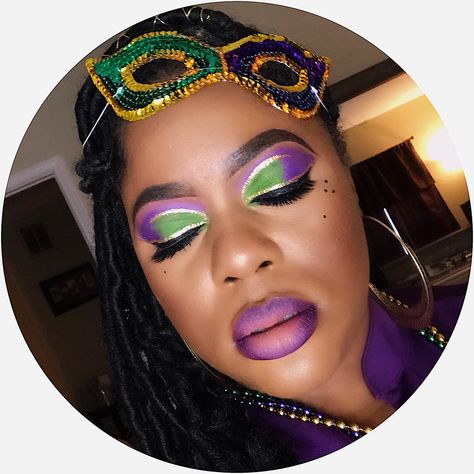 Green & Purple makeup look for Mardi Gras Mardi Gras Makeup Black Women, Mardi Gras Eyeshadow Ideas, Mardi Gras Eye Makeup, Mardi Gras Make Up, 80s Shoot, Mardi Gras Makeup, Gold Eyeshadow Looks, Mardi Gras Theme, Holiday Eyeshadow