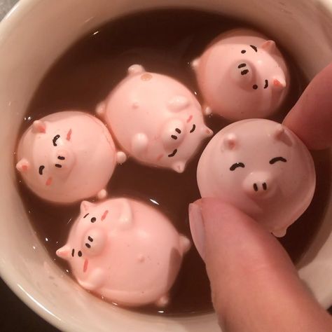 Amy’s Kitchen ❀ on Instagram: “Floating piggies to put a smile on your face :)❤️ #meringue #cookies #meringuecookies #pigs #cuteanimals” Meringue Cookie Recipe, Cute Marshmallows, Kawaii Cooking, Cute Baking, Meringue Cookies, Fun Baking Recipes, Kawaii Food, Cute Desserts, Cafe Food