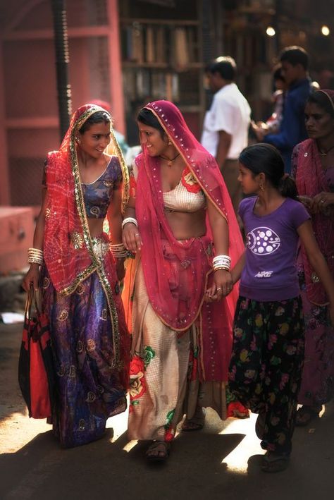 Pushkar Rajasthan, Colour Codes, Street People, Traditional Indian Clothing, Amazing India, People Pictures, Gossip Girls, India Culture, India Photography