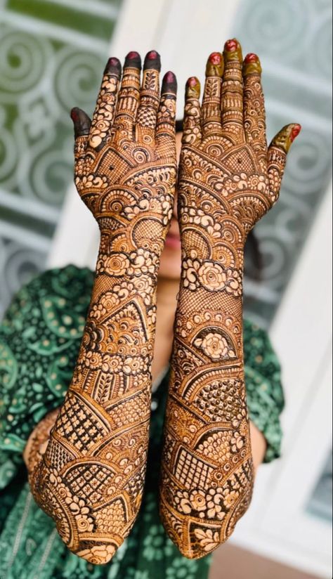 Anjum Mehndi Designs, Bride Back Hand Mehndi Designs, Back Hand Bridal Mehndi Designs, Fashion Documentary, Bride Mehndi, Jamel Shabazz, Front Mehndi Design, Bridal Mehandi, New Bridal Mehndi Designs