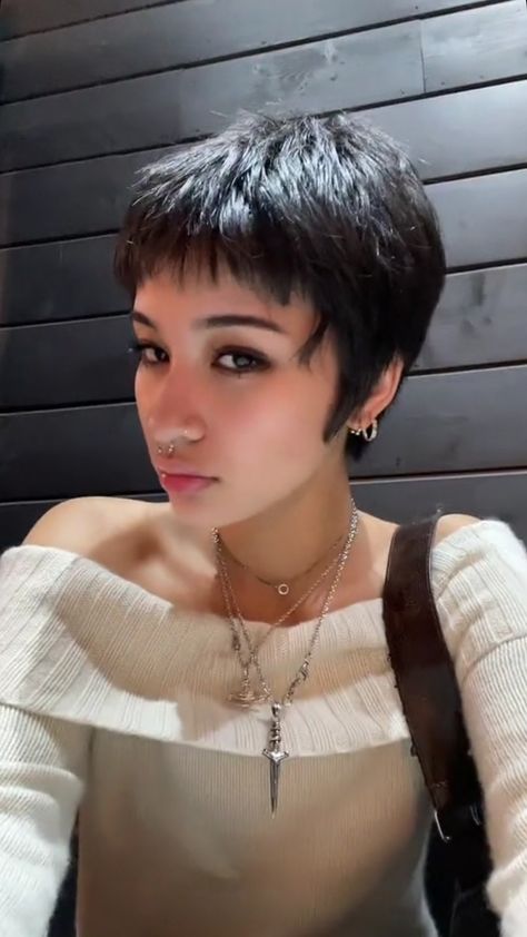 Short Hair Inspo Pixie, Shixie Haircut Girl, Pixie Haircut Aesthetic, Overgrown Buzzcut, Outgrown Pixie Haircut, Feminine Short Hair Round Face, Outgrown Buzzcut, Sassy Bob Haircut, Grown Out Buzzcut