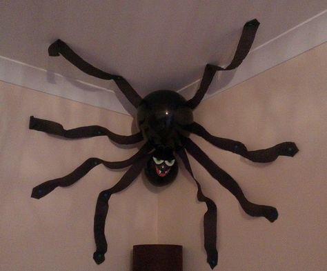 Spider Birthday Decorations, Spider Theme Halloween Party, Spider Theme Halloween Decorations, Harry Potter Spider Decorations, Giant Spider Decoration, Dollar Store Halloween Decorations, Diy Halloween Dekoration, Easy Diy Halloween Decorations, Homemade Halloween Decorations