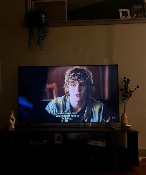 tate langdon
american horror story Watching American Horror Story Laptop, Tate Aesthetic Ahs, Ahs Fall Aesthetic, Watching Cartoons Aesthetic, Freakshow Ahs, Tate Langdon Aesthetic, Ahs Wallpaper, Miya Core, Romanticizing Autumn