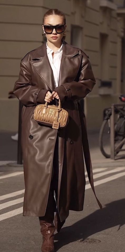 Leather Trench Outfit, Trench Outfit, Fits Inspiration, Celine Fashion, Long Leather Coat, Leather Trench, Brown Outfit, Leather Trench Coat, Long Coat