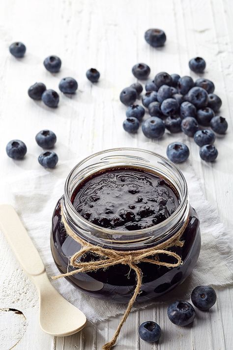 HOMEMADE Blueberry Jam made from 1 pint of blueberries! This easy to make no pectin, no sugar recipe is perfect for eating and canning. This healthy jam is delicious served over toast, pancakes, french toast and ice cream! Easy Jam Recipe, Blueberry Jam Recipe, Easy Jam, Sugar Free Jam, Jam Recipes Homemade, Organic Blueberries, Blueberry Jam, How To Make Jam, Fruit Jam