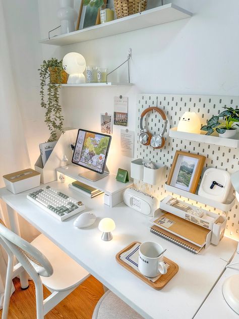 Cute Desk Setup Study, Working From Home Desk Setup, Cute Minimalist Desk Setup, Office Ideas Women Work Spaces, Laptop Desk Set Up, Clean Desk Ideas, Study Room Setup, Office Inspo Workspaces, Cozy Study Room Ideas