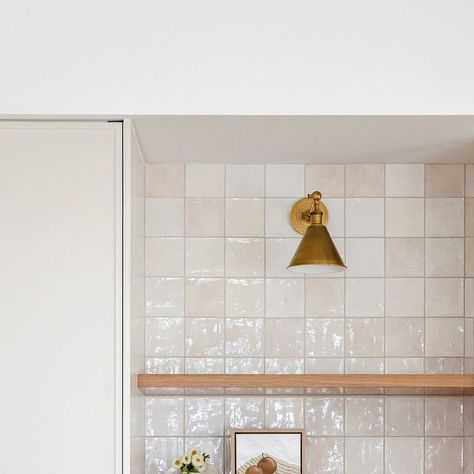 ADP Kitchens & Joinery on Instagram: "We can't get enough of this project 😍⁠ ⁠ A closer look at the latest Kiama Kin project by @hemma__interiors.⁠ The gorgeous splashback tiles paired with the statement handles and benchtop work together to create a stunning coastal space. ⁠ ⁠⁠ Building design @southcoastbuildingdesign⁠ Builder @mansellbuilding⁠ Photography and styling @the.palm.co⁠ ⁠ #kitchendesign #kitchen #kitcheninspo #australiandesign #australianhome #interiordesign #interiorinspo #kitchengoals #homedecor #homestyling #styling" Big Tile Splashback Kitchen, Square Tile Splashback, Square Splashback Tiles, Splashback Laundry, Neutral Square Tile Backsplash, Laundry Splashback Tiles, Tile Splashback Kitchen, Cream Tile, Tile Splashback