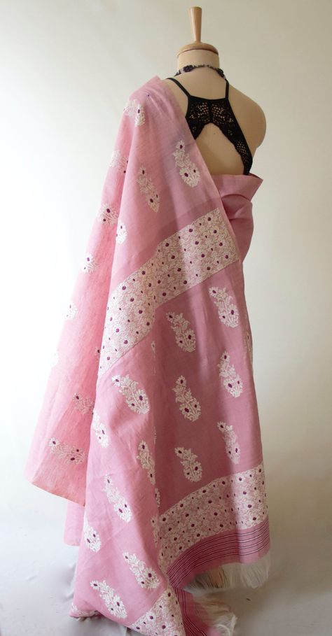 Mekhela Chador, Stylish Sarees, Natural Dyes, Indian Outfits, Silk Saree, Soft Pink, Silk Sarees, Weaving, Dye