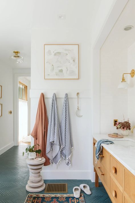 Farmhouse Primary Bathroom, Pretty Bathrooms, Primary Bathroom, Emily Henderson, Boys Bathroom, Scandinavian Kitchen, Upstairs Bathrooms, Girls Bathroom, Bathroom Renos