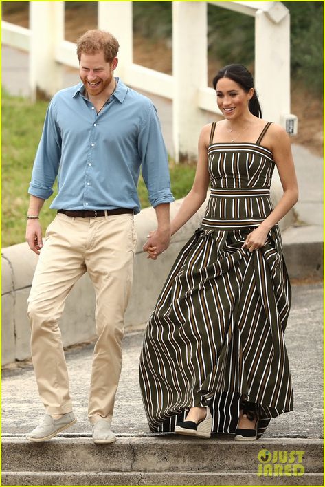 Meghan Markle & Prince Harry Go Barefoot at Bondi Beach in Australia! Estilo Meghan Markle, Meghan Markle Outfits, Richard Johnson, Stile Boho Chic, Prins Harry, Harry And Megan, Prince Harry And Megan, Princess Meghan, Prinz Harry