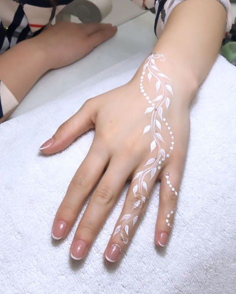 Henna Designs Hand Wedding, Simple Henna Wedding, Corak Inai Simple Cantik, White Mehndi Designs, White Henna Designs Simple, White Henna Simple, White Henna Wedding Simple, Henna Wedding Simple, Inai Simple