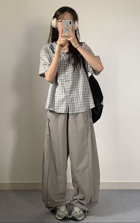 Blouses Outfit Casual, Korea In May Outfit, Simple Thrift Outfit, Homebody Aesthetic Outfits, Minimalist Japanese Outfit, Japanese Style Outfits Casual, Japanese Minimalist Outfit, Japan Summer Fits, Casual Japanese Fashion