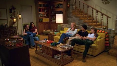 That 70s Show interior set That 70s Show Basement, Production Set Design, That 70s Show Bedroom, That 70s Show House, 70s Rooms, Friends Living Room, 1970s Living Room, Movie Rooms, 70s Room