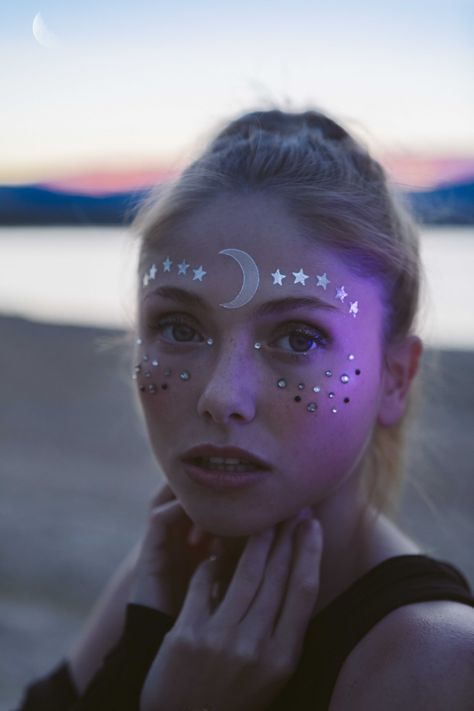 Tatuaje facial con forma de luna y estrellas. Perfecto para esa fiesta nocturna a la que debes ir perfecta. Make Up Festival, Forest Party, Star Makeup, Moon Face, Star Wars Party, Face Tattoo, Easy Kids, The Princess, Eye Makeup Tutorial