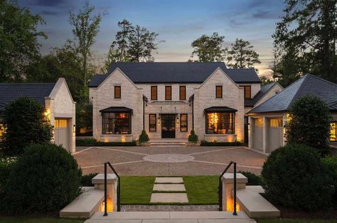 An Atlanta residence blends traditional detailing with modern simplicity Modern Cottage Style, Stone Exterior Houses, Classic Building, Cottage Style Homes, Home Exterior, Modern Cottage, Exterior Stone, Stone Houses, Dream House Exterior