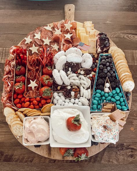 July 4th Grazing Table, 4th Of July Food Charcuterie Board, Usa Charcuterie Board, 4th Of July Cookout Food, Memorial Day Charcuterie Board, Memorial Day Charcuterie, Fourth Of July Charcuterie Board, Charcuterie Diy, Patriotic Charcuterie Board