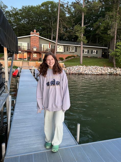 cute outift, lake, that girl Crewneck And Sweatpants Outfit, Summer Outfits Lake, Crewneck Outfit Summer, Sweatpants Summer Outfit, Brandy Melville Summer Outfits, Aesthetic Outfits Sweatpants, Brandy Melville Sweatpants Outfit, Aesthetic Sweatpants Outfit, Brandy Sweatpants Outfit