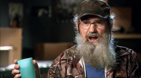 Uncle Si from Duck Dynasty always has priceless words of wisdom to share…. and this might be his best yet!Watch Si give his hilarious tips on how to enjoy life. Jug Fishing, Phil Robertson, Robertson Family, Duck Commander, Duck Calls, Last Minute Halloween Costumes, Duck Dynasty, Futurama, Hyena