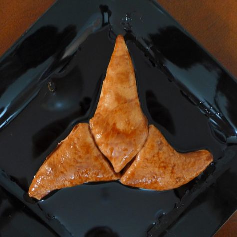 Star Trek Week: Klingon Blood Orange Pull Apart Bread - Kitchen Overlord Kitchen Overlord, Star Trek Food, Nerdy Food, Pull Apart Breads, Alien Facehugger, Star Trek Birthday, Star Trek Party, Star Trek Day, Star Trek Wedding