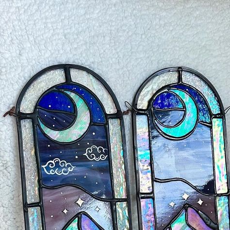 Lehigh Glass - Liz on Instagram: "Same ramiel, different font ✨🏔️  #acotarfanart #acourtofthornsandroses #acotar #illyrian #acourtofmistandfury #feyreandrhysand #feyrearcheron #sarahjmaas #sjmaas #bookart #fantasyart #stainedglass #stainedglassart #stainedglasssuncatcher #ramiel" Acotar Stained Glass Art, Dnd Stained Glass Art, Mermaid Stained Glass Harry Potter, Zelda Stained Glass Art, Stained Glass Tarot, Feyre And Rhysand, A Court Of Mist And Fury, Different Fonts, Sarah J Maas