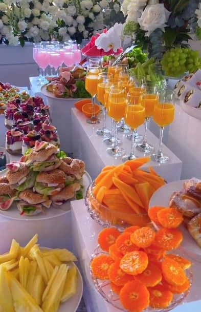 Brunch Catering, Party Food Bars, Catering Food Displays, Decoration Buffet, Food Set Up, Fruit Platter Designs, Morning Brunch, Catering Display, Party Food Buffet